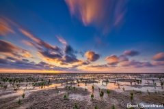Schitterende ondergaande zon bij de Waddenzee