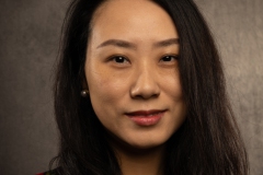 Portret van een vrouw met prachtig donker lang haar, sfeervol belicht. Een elegant en verfijnd beeld, ideaal voor persoonlijke branding en professionele profielen.