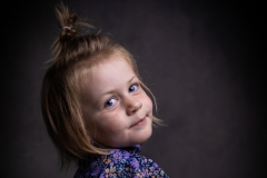 Portret van een vrolijke 4-jarige meisje dat trots haar nieuwe jurk laat zien. Een schattige en blije foto, perfect voor familiealbums en herinneringen.